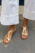 Sandalias Slingback Cut-Out Metalizadas Casual Planas Doradas